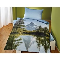 Linge de lit avec lac, forêt et paysage de montagne
