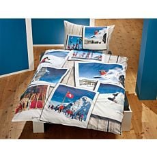 Bettwäsche mit Skimotiven in Fotoformat auf Holzvertafelung