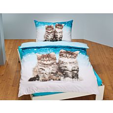 Linge de lit avec délicieux chatons sur un fond blue-blanc