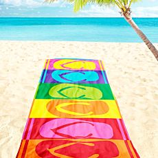 Linge de plage coloré avec nu-pieds