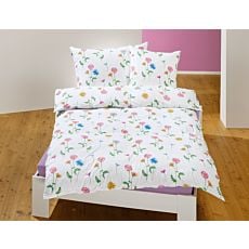 Linge de lit avec motif fleuri sur fond blanc