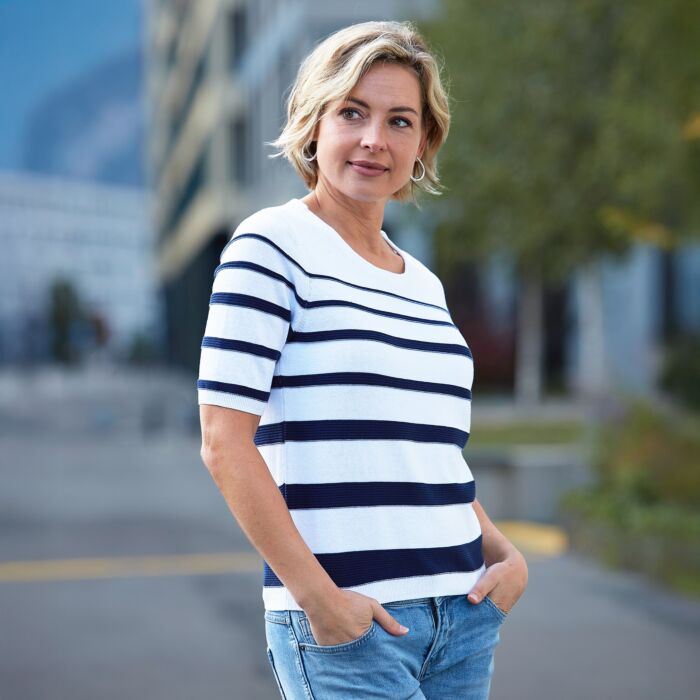 Kurzarmpullover in Streifenoptik mit Rundhalsausschnitt
