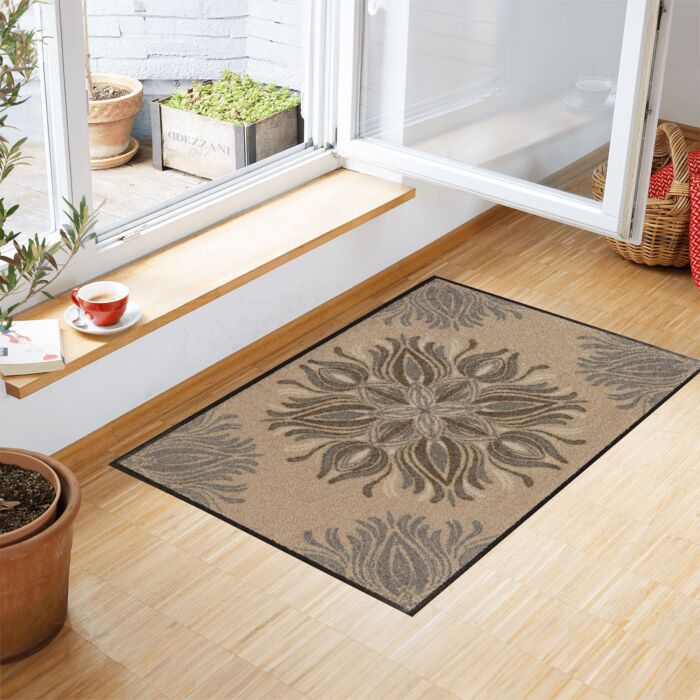 Türmatte Ayana mit einem Mandala-Motiv