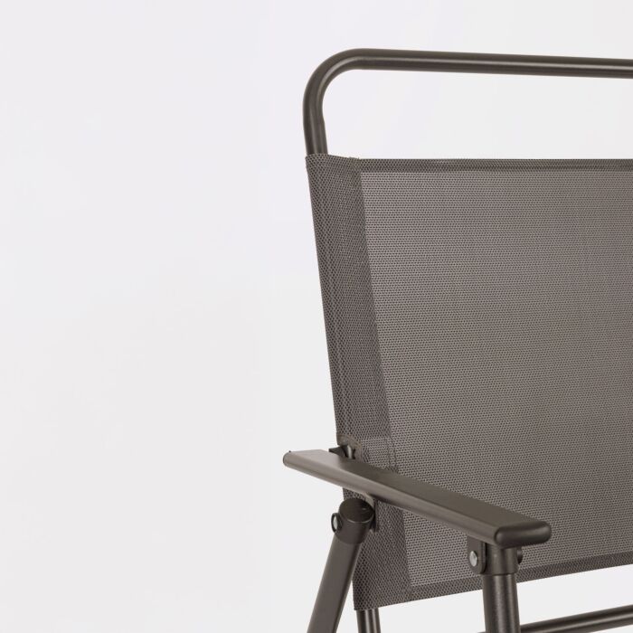 Table avec 4 chaises et parasol