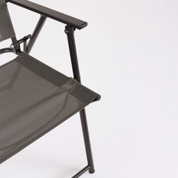 Table avec 4 chaises et parasol
