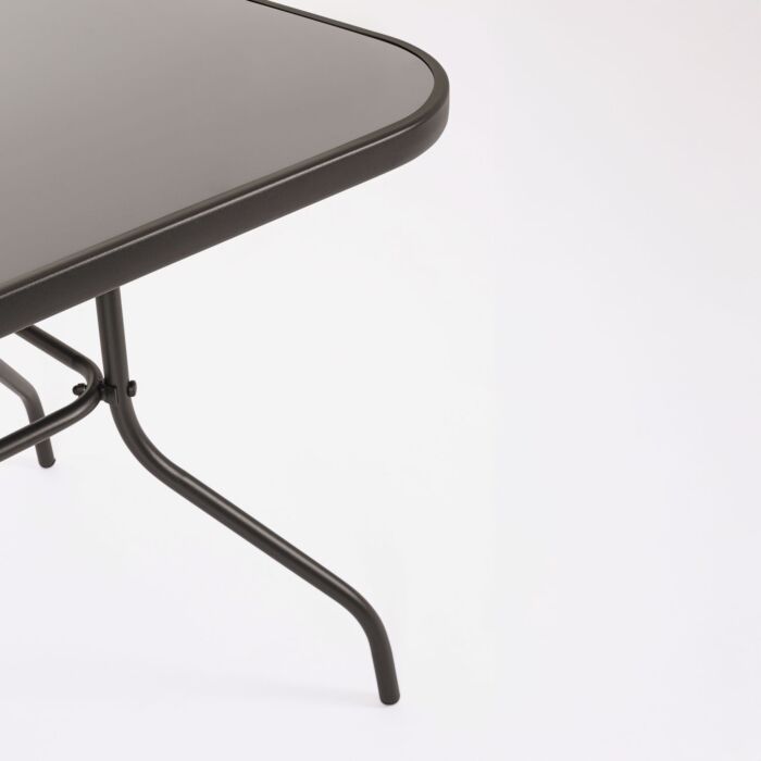 Table avec 4 chaises et parasol