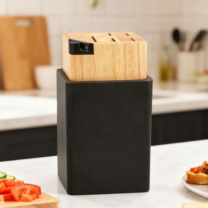 Messer-Block mit schwarzem Sockel und Messerschleifer