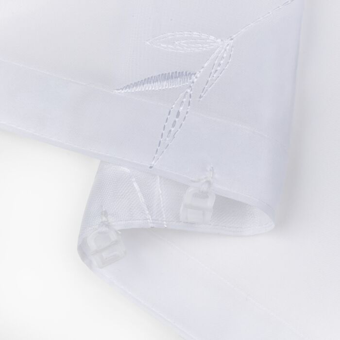 Rideau prêt à poser avec broderie, plis plats et glisseurs à clic cousus