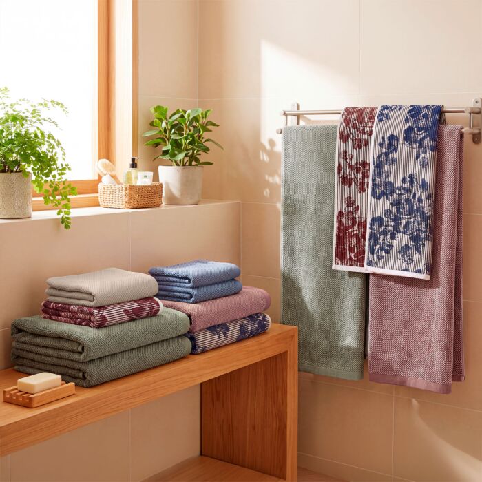 Linge éponge à rayures verticales et motifs floraux
