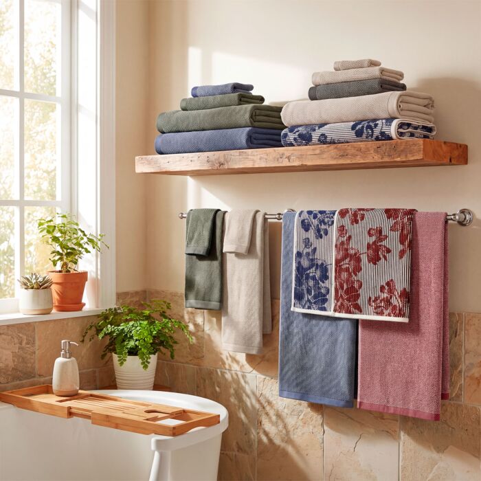 Linge éponge à rayures verticales et motifs floraux