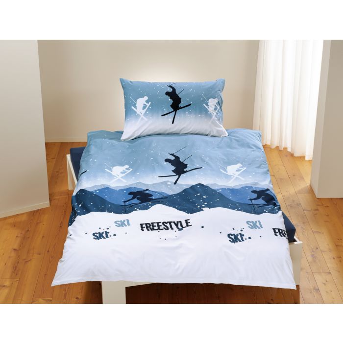 Image of Bettwäsche mit springenden Skifahrern und winterlicher Bergkulisse, blau, 65x100 cm / 160x210 cm bei Lehner Versand Schweiz