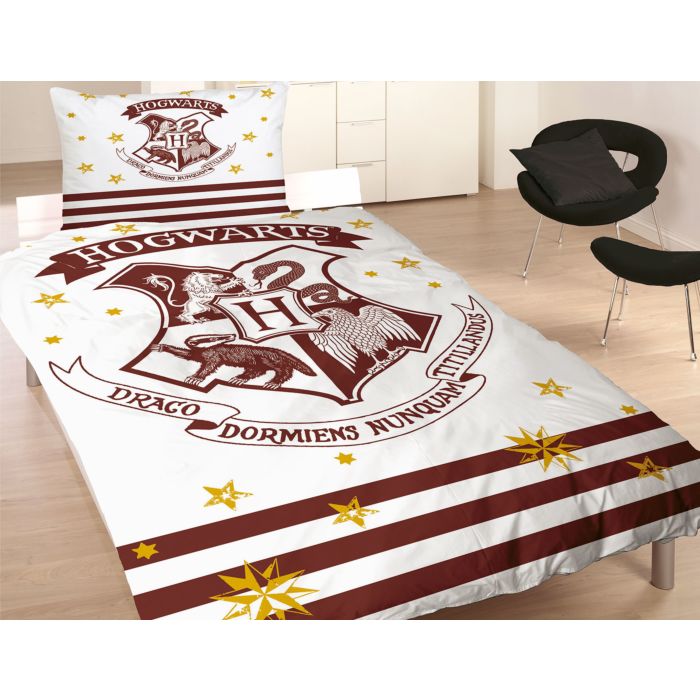Image of Bettwäsche Harry Potter mit Hogwarts Schriftzug und Logo, bordeaux, 65x100 cm / 160x210 cm bei Lehner Versand Schweiz