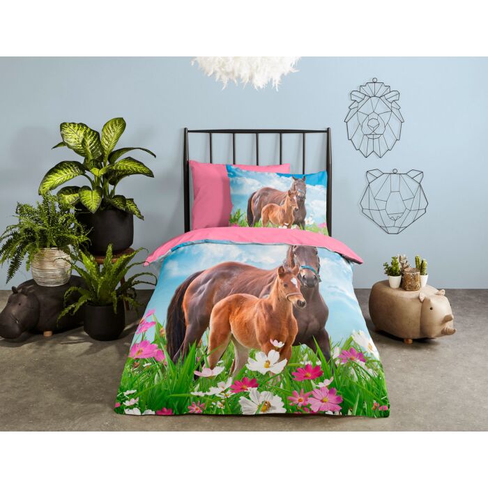 Linge de lit avec cheval et poulain dans une prairie fleurie main product photo