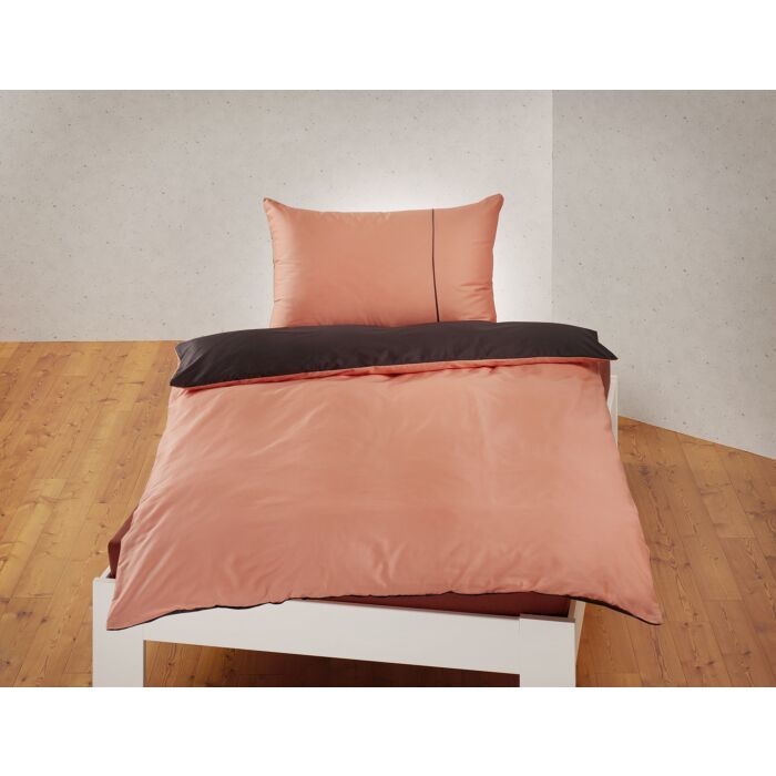 Linge de lit avec passepoil main product photo