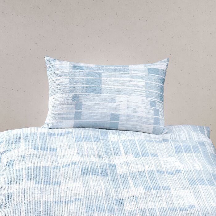 Linge de lit orné de fines rayures transversales