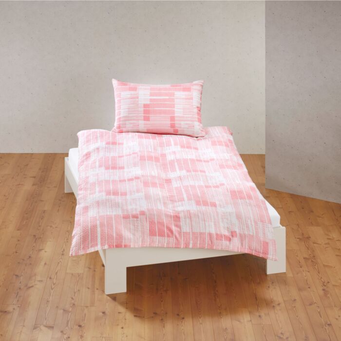 Linge de lit orné de fines rayures transversales