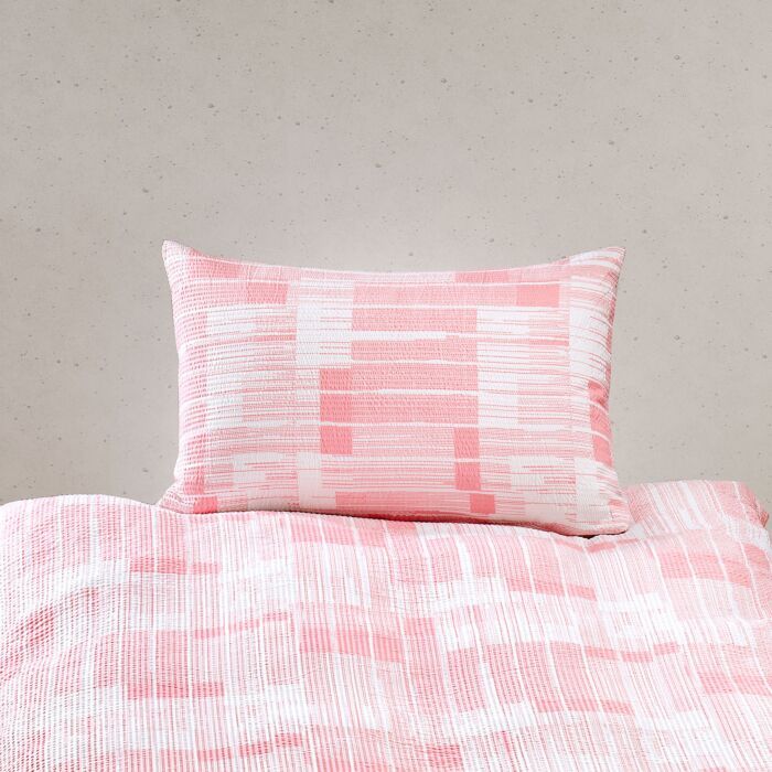 Linge de lit orné de fines rayures transversales