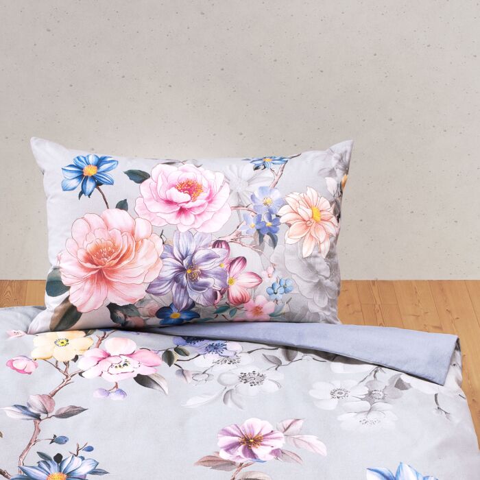 Linge de lit avec branches fleuries