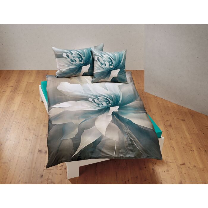 Linge de lit à grande fleur dans des tons doux main product photo