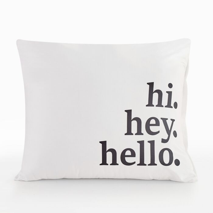 Kissenbezug mit Schriftzug „hi. hey. hello.“