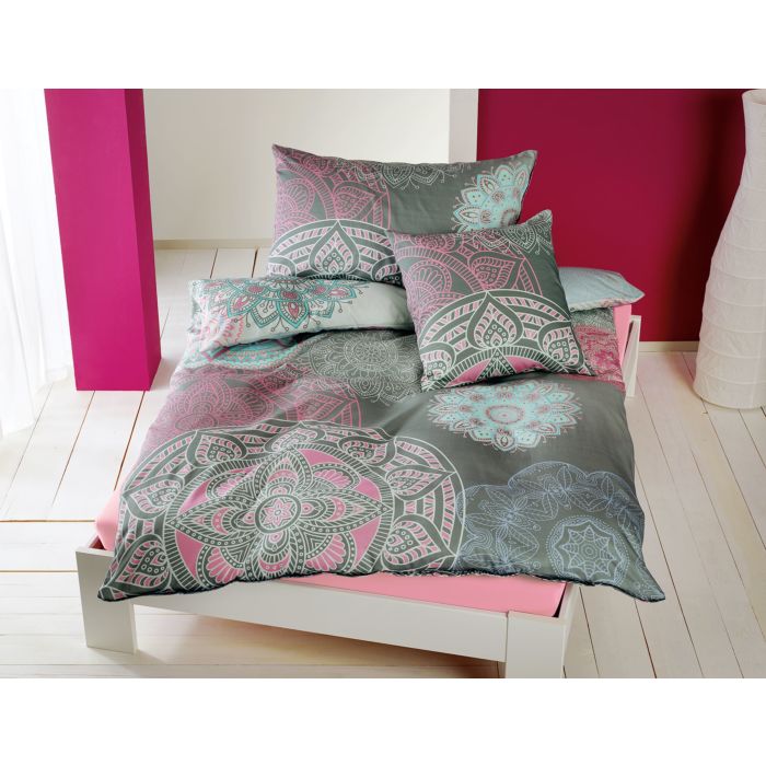 Linge de lit avec mandala main product photo
